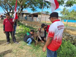 Wujud Nasionalisme, Kadistrik dan Bhabinkamtibmas Pasang Bendera Merah Putih di Jalan Koya