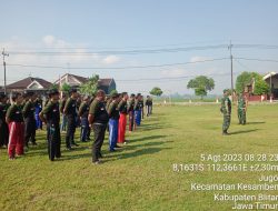 Tanamkan Kedisiplinan kepada Anggota Banser, Babinsa Koramil Kesamben Latih Peraturan Baris Berbaris