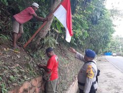 Semarakkan Hari Kemerdekaan, Para Bhabinkamtibmas Jajaran Polresta Bagikan Bendera Merah Putih ke Warganya