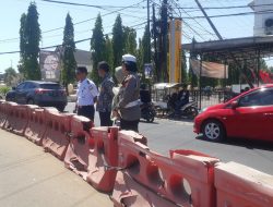 Kasat Lantas Polres Gowa Bersama Instansi Terkait Tinjau Water Barrier yang Rusak