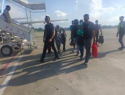 Kedatangan Dua Orang Tahanan Polres Yahukimo di Bandara Sentani