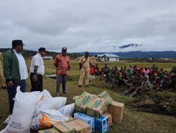 Kapolri Salurkan 264,7 Ton Beras dan 1.500 Sembako untuk Warga Papua yang Terdampak Kekeringan