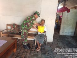 Bantu Atasi Kesulitan Warga Binaannya, Babinsa Koramil Panggungrejo Berikan Bantuan Sembako