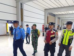 Personel Gabungan dari Unsur TNI-Polri Berseragam Lengkap Menyisir Area Terminal 2 Bandara Internasional Soekarno-Hatta