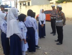Tidak Gunakan Helm, Kasat Lantas Polres Gowa Tegur Para Pengantar Anak Sekolah