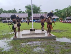 Penjaga Bendera di Distrik Masirei Kabupaten Waropen Saat Pengibaran Sang Merah Putih
