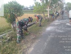 Wujudkan Lingkungan yang Sehat, Babinsa Koramil Wlingi dan Warga Masyarakat Gelar Kerja Bakti Bersama