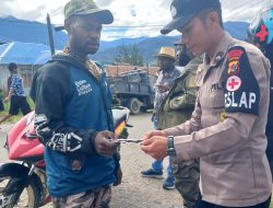 Tim Kesehatan Satgas Keladi Sagu Rasaka Cartenz 2023 Memberikan Pelayanan Kesehatan Gratis di Kampung Kago Puncak