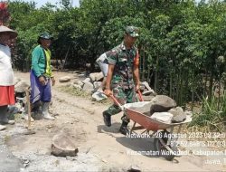 Peduli Pembangunan di Wilayah, Babinsa Koramil Wonodadi Bersama Warga Masyarakat Gelar Gotong Royong Bersama