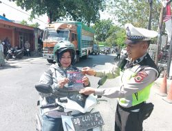 Gelar OPS Zebra Pallawa 2023, Kasat Lantas Polres Gowa Bersama Personel Berbagi Brosur Himbauan ke Pengendara
