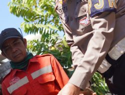 Personel Ditlantas Polda Sulsel Bagi Air Bersih ke Warga yang Membutuhkan