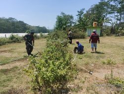 Peduli Kebersihan Lingkungan, Babinsa Koramil Kademangan Bersama Warga Masyarakat Gelar Jumat Bersih