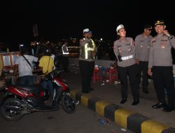Kompol Dian Pimpin UKL I Berikan Tindakan Tegas Pengendara yang Parkir di Jalan Utama Jembatan Youtefa