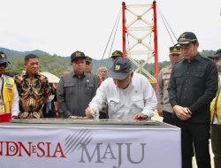 Menteri Basuki Bersama Ketua Komisi V DPR RI Resmikan Jembatan Gantung Kareho di Kalimantan Barat