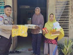 Bentuk Kepedulian Polri, Bhabinkamtibmas Polsek Bajeng Bagikan Sembako ke Warga Binaannya