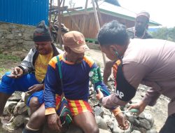 Tim Kesehatan Keladi Sagu Polri Obati Penderita Hipertensi di Kampung Kago, Papua Tengah