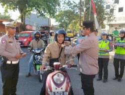 Kapolres Gowa Bagikan Helm Bagi Pengendara Motor di Gelaran Operasi Zebra