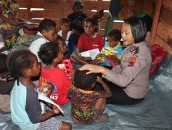 Satgas Rasaka Cartenz Latih Kemampuan Literasi Anak Putus Sekolah di Jayawijaya