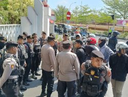 Kapolsek Somba Opu Bersama Personil Amankan Jalannya Unjuk Rasa di Depan Kantor Pemda Kabupaten Gowa