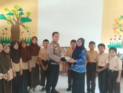 Galakkan Budaya Literasi, Polsek Bontonompo Serahkan Buku Bacaan dan Pelajaran untuk Siswa SD