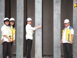 Progress Fisik Capai 38%, Menteri Basuki Dampingi Presiden Jokowi Pasang Modul Bilah Burung Garuda Perdana di Kantor Presiden IKN