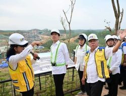 Presiden Jokowi Pasang Bilah Pertama Garuda di Kantor Presiden IKN