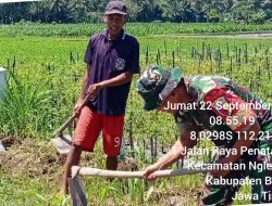 Babinsa Koramil Nglegok Bersama Warga Masyarakat Bersihkan Lingkungan