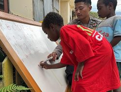 Perjuangan Since dan Oscar di Pedalaman Papua Tengah Meraih Ilmu Berkat Polisi Pi Ajar