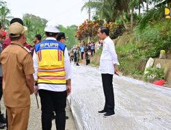 Menteri Basuki Dampingi Presiden Jokowi Tinjau Pelaksanaan Inpres Jalan Daerah di Kawasan Penyangga IKN Nusantara