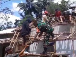 Hadir di Tengah Masyarakat, Babinsa Koramil Kesamben Bantu Perbaiki Rumah Warga Binaannya