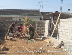 Wujud Manunggal Dengan Rakyat, Babinsa Koramil Selorejo Bantu Atasi Kesulitan Warga