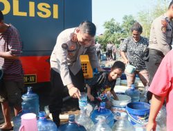 Sambut HUT Humas Polri ke-72, Bid Humas Polda Sulsel Bagikan Air Bersih di Kota Makassar