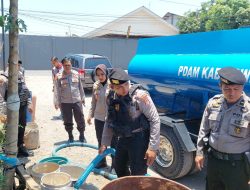 Sambut HUT Humas ke-72, Sihumas Polres Gowa Bagikan Air Bersih untuk Warga Kampung Macanda