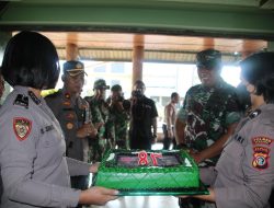 Kejutan Spesial, Polres Merauke Berikan Kue Ulang Tahun untuk TNI