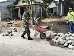 Peduli Pembangunan di Desa Binaannya, Babinsa Koramil Sutojayan Gelar Gotong Royong Bersama
