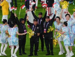 Menteri Basuki Pimpin Parade Tim Indonesia di Penutupan Asian Games Hangzhou