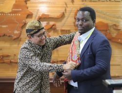 Gus Halim Kenalkan Batik dan Makanan Desa ke Delegasi Rwanda