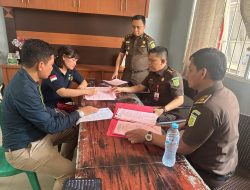 Penyidik Pidsus Kejati Sulsel Serahkan Tersangka dan Barang Bukti Perkara Korupsi Penyaluran Kredit pada PT. Pegadaian Rantepao