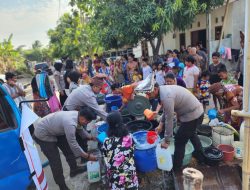 Polsek Bontonompo Bersama Pdam Tirta Je’neberang Distribusikan Air Bersih Untuk Warga Desa Salajo