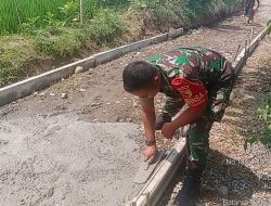 Tingkatkan Budaya Gotong Royong di Wilayah Binaan, Babinsa Koramil Wlingi dan Warga Gelar Kerja Bakti Bersama