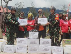 Apkam Ilaga Salurkan Bansos Pangdam XVII/Cendrawasih Kepada Pengungsi di Eromaga