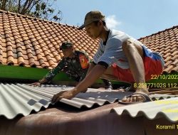 Peduli Pembangunan dan Pendidikan, Babinsa Koramil Bakung Gelar Gotong Royong Rehab TK PKK di Desa Pulerejo