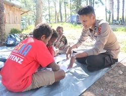 Satgas Binmas Ajarkan Membaca Dan Berhitung di Kampung Kama, Jayawijaya
