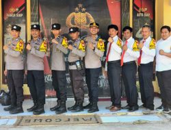 Dekatkan Pelayanan Kepolisian, Kapolsek Bontonompo Polres Gowa Berikan Pembekalan dan Sematkan Atribut Polisi RW