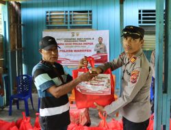 Polri Peduli, Polres Waropen Gelar Bakti Sosial Pembagian Paket Sembako di Kampung Rondisi