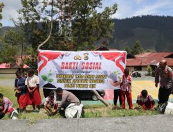 Lestarikan Alam, Polres Puncak Jaya Ajak Anak-anak Tanam Pohon di Depan Mako Polres