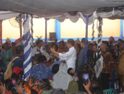 Didampingi Kapolda Papua, Presiden Jokowi Serahkan Bantuan Pangan di Biak Numfor