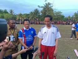 Presiden Jokowi dan Menteri Beraksi di Lapangan Sepak Bola, Aparat Berikan Pengamanan Ketat