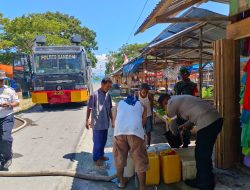 Atasi Kekeringan, Polres Banggai Salurkan Ribuan Liter Air bersih di Pasar NKRI Luwuk Selatan