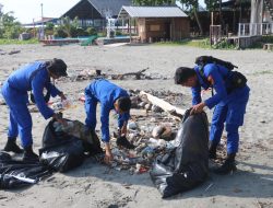 Dit Polairud Polda Papua Peringati HUT ke-73 dengan Aksi Bersih-Bersih Pantai di Pantai Cybery